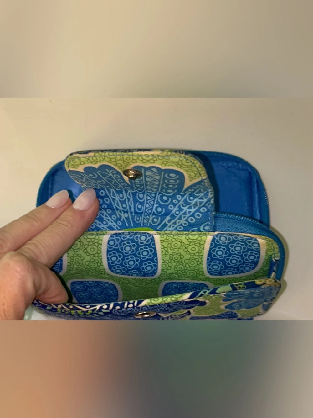 Vera Bradley Smartphone Wristlet in the Doodle Daisy pattern